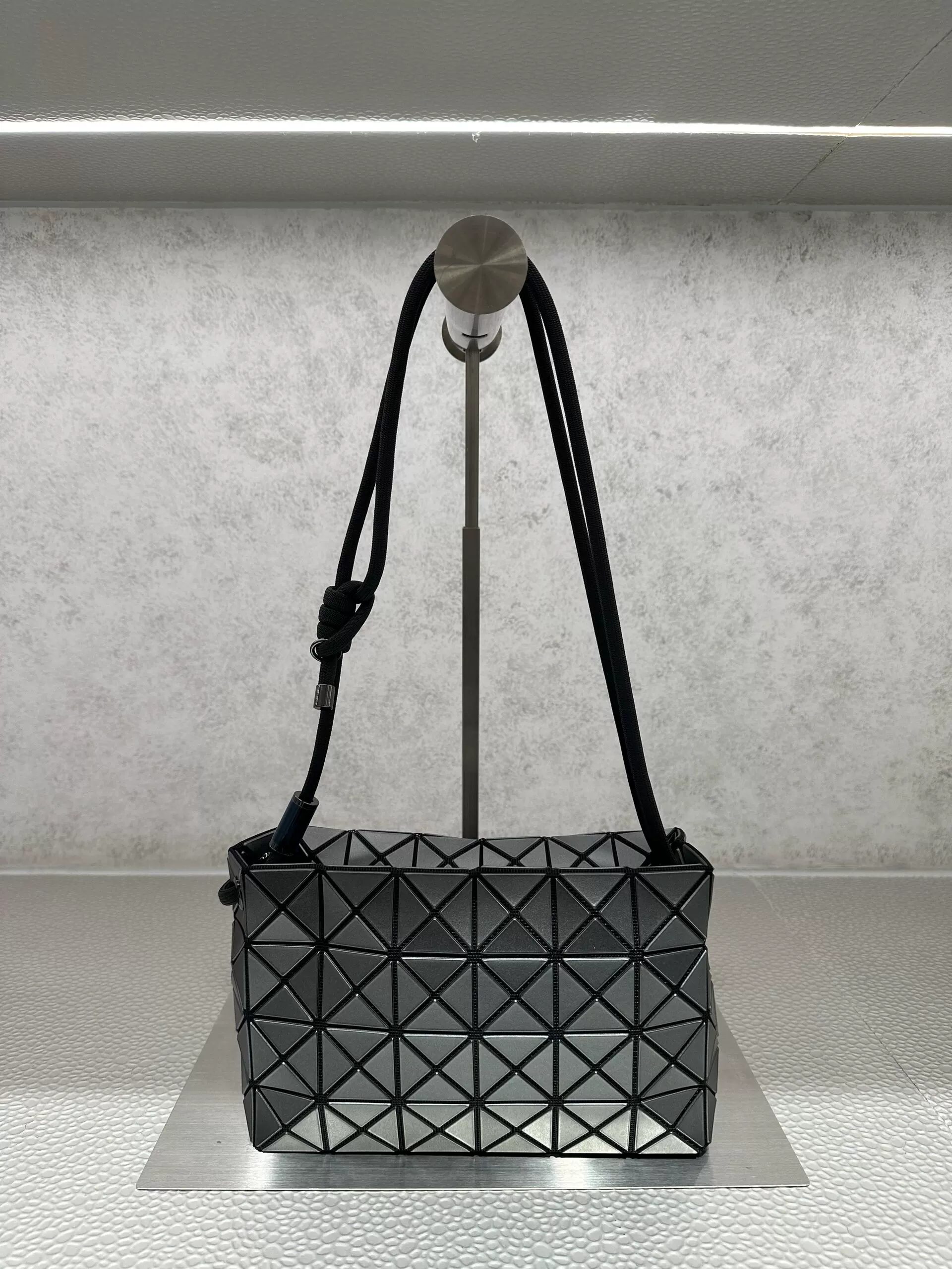 Мия life Issey Miyake December Новые сумки Tofu Boston Fang Box Cingles Clamp Surgery Surgery Япония