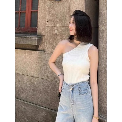 白色不规则斜肩冰丝针织背心女