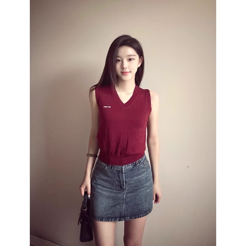 红色V领冰丝针织背心女夏外穿设计感小众多巴胺穿搭修身无袖上衣