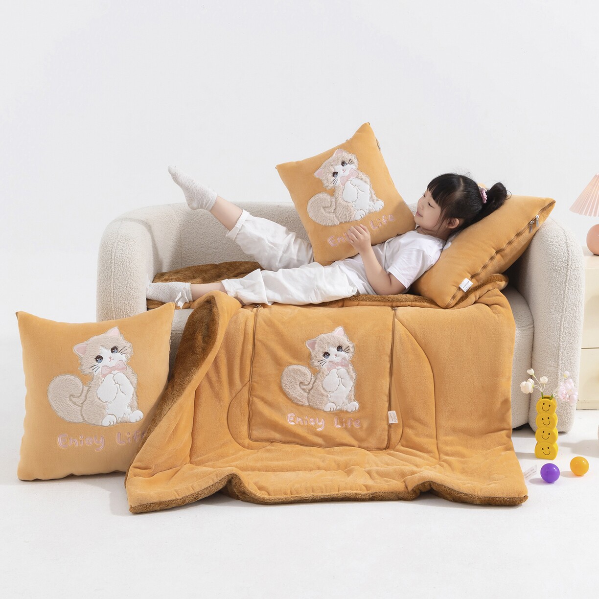 加厚牛奶绒抗菌棉多功能抱枕被子两用学生办公室午睡汽车靠垫枕头