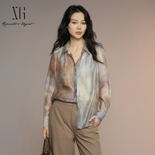 XG雪歌2025秋款 印花高智通勤襯衫 女長(zhǎng)袖 XK321005B193 氣質(zhì)暈染滿版