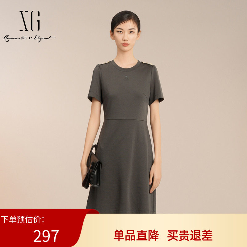 XG雪歌2025夏季新款纽扣点缀深灰色圆领短袖连衣裙女XK204045A272
