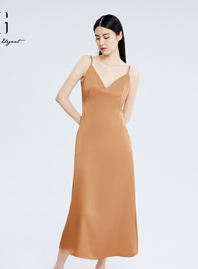 雪歌2024秋季新款极简百搭显瘦法式缎感深V吊带长裙XJ304017A133