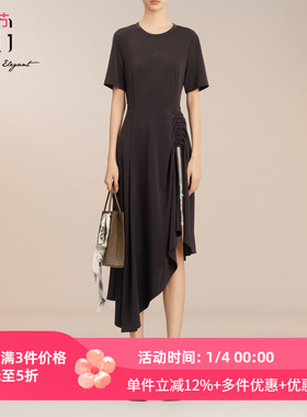 XG雪歌2025夏季新款深咖色不规则褶皱收腰短连衣裙女XK204020A272