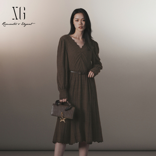 雪歌深咖色连衣裙2024冬季新款蕾丝镂空高腰中长裙女XJ404014A572