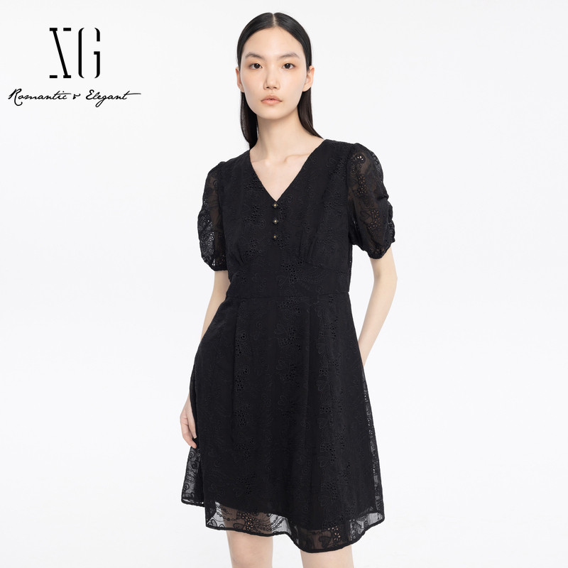 xg雪歌黑色短袖连衣裙女V领2024夏季新款镂空中裙XJ204038A390
