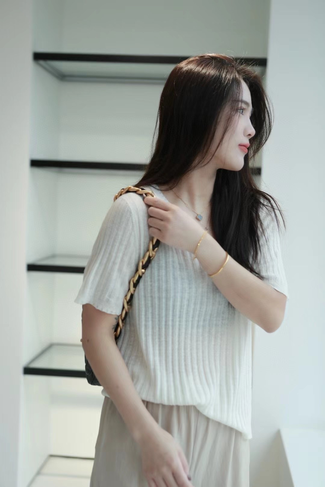 羊毛亚麻混纺短袖T恤女2024夏季新款坑条显瘦V领羊毛针织上衣舒适