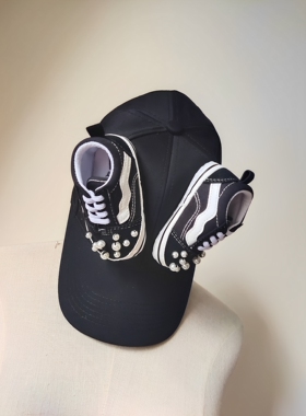 我用一双运动鞋做了一顶棒球帽