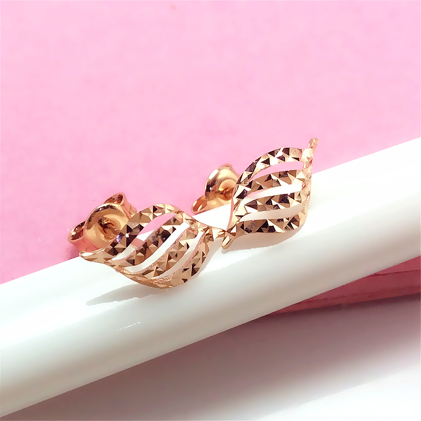 14K玫瑰金素金车花纹耳钉