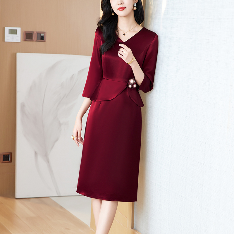 酒红醋酸连衣裙女2025年春夏新款高端气质喜婆婆婚宴装参加婚礼服