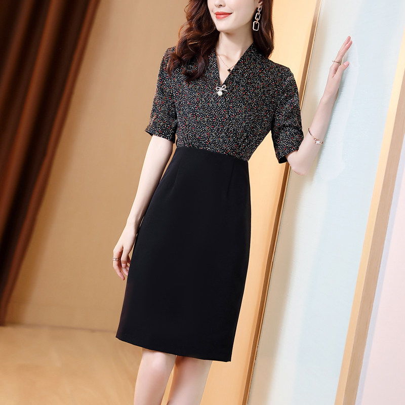 黑色碎花雪纺连衣裙女2026春夏OL气质V领高档收腰针织职业包臀裙