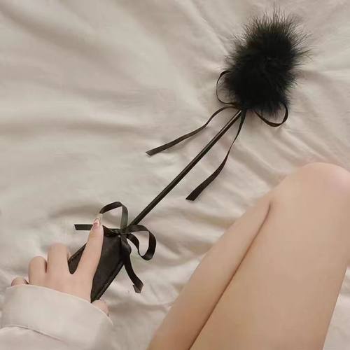 闭眼感受酥麻的触觉游戏  情调羽毛拍情侣皮手拍sm打pp拍照小道具