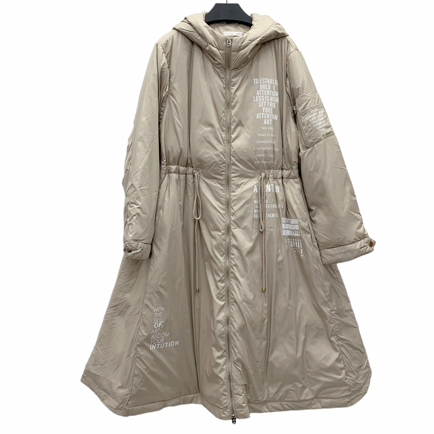 圣迪剪标女冬装简约时尚字母抽绳收腰A版连帽羽绒服