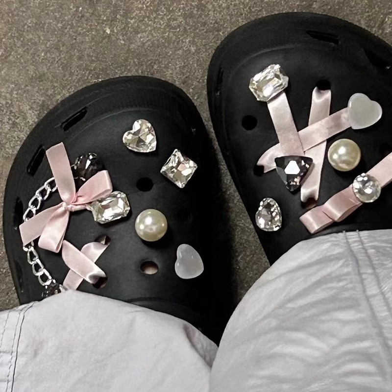 列鲨骑士鞋上的饰品洞洞鞋鞋花图片
