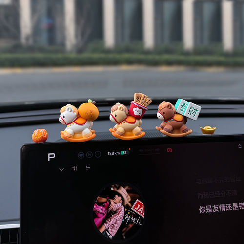 马上有钱车载摆件有趣的车内装饰品汽车中控台屏幕趴趴摆件小可爱