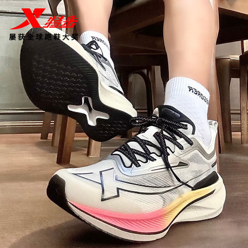 特步两千公里二代全能领跑