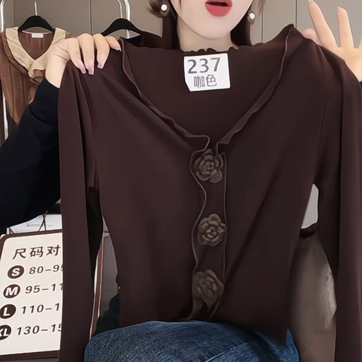 复古设计立体花朵木耳边V领小衫