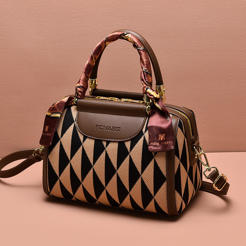 2023高级感波士顿手提女包2022新款潮时尚格纹通勤单肩斜挎枕头包