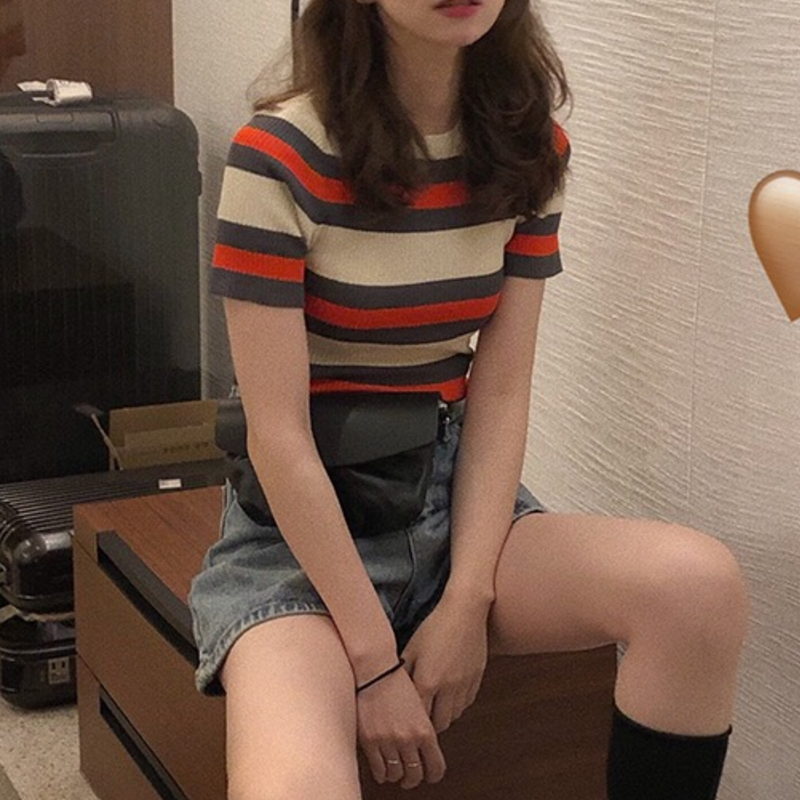 Striped short sleeve T-shirt with pullover, round neck, slim fitting and color matching T-shirt