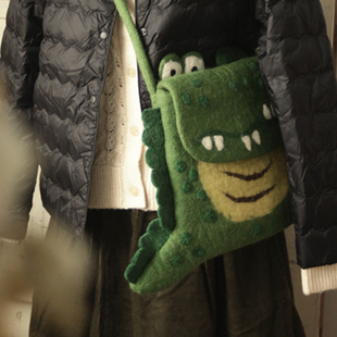 尼泊尔进口100%全羊毛毡手工可爱小鳄鱼斜挎包 独家定制森女包包