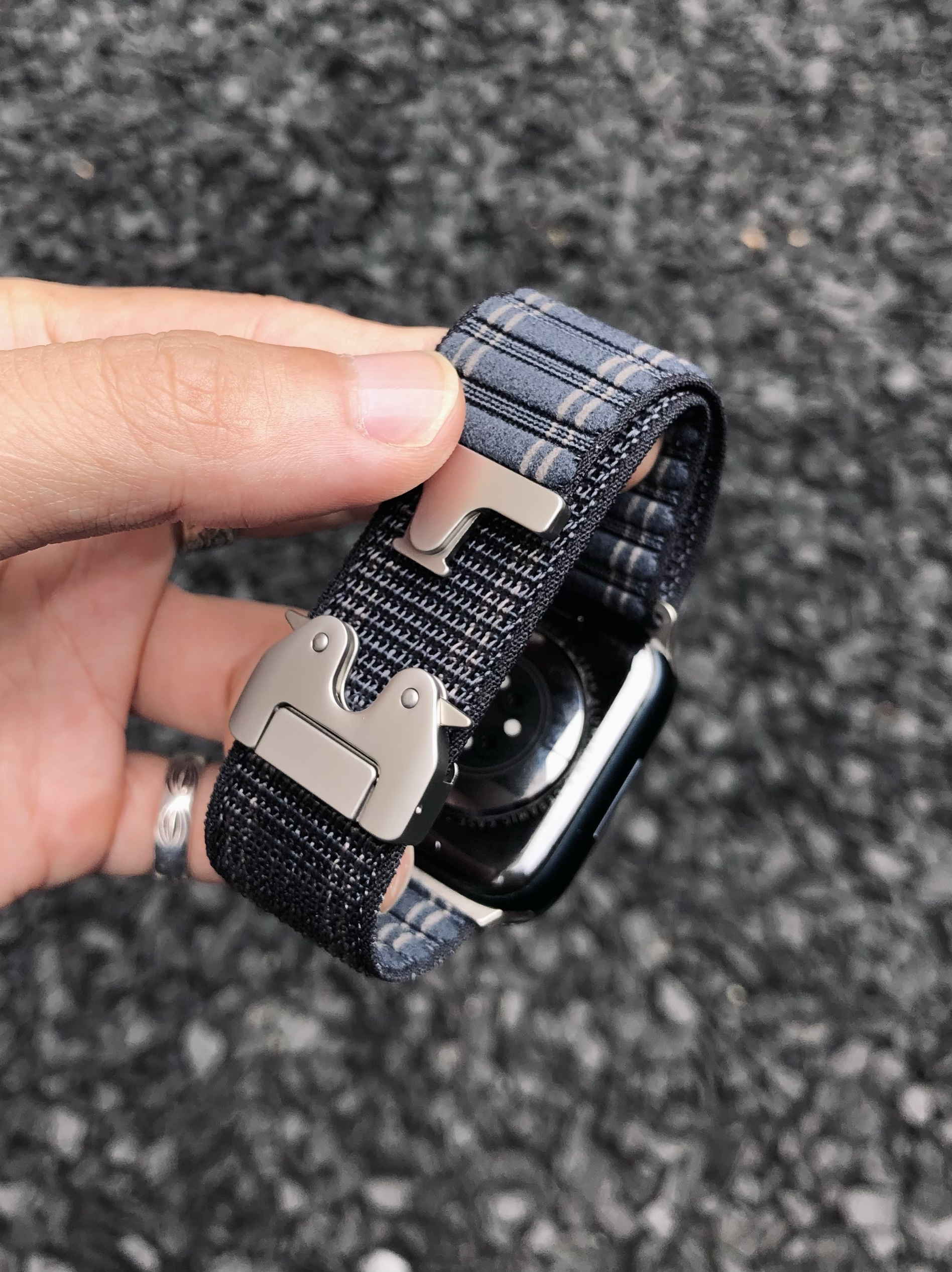 卡客风暴 波浪纹适用苹果手表iwatch表带s10绒毛回环机器人扣987