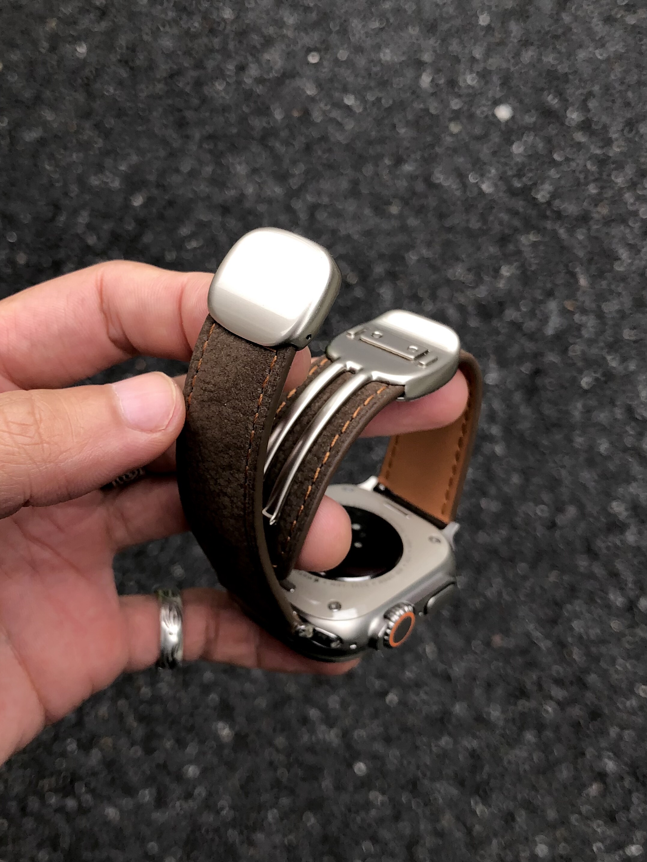 卡客风暴 细绒荔枝纹适用苹果手表iwatch表带s11磁吸扣ultra3秋冬