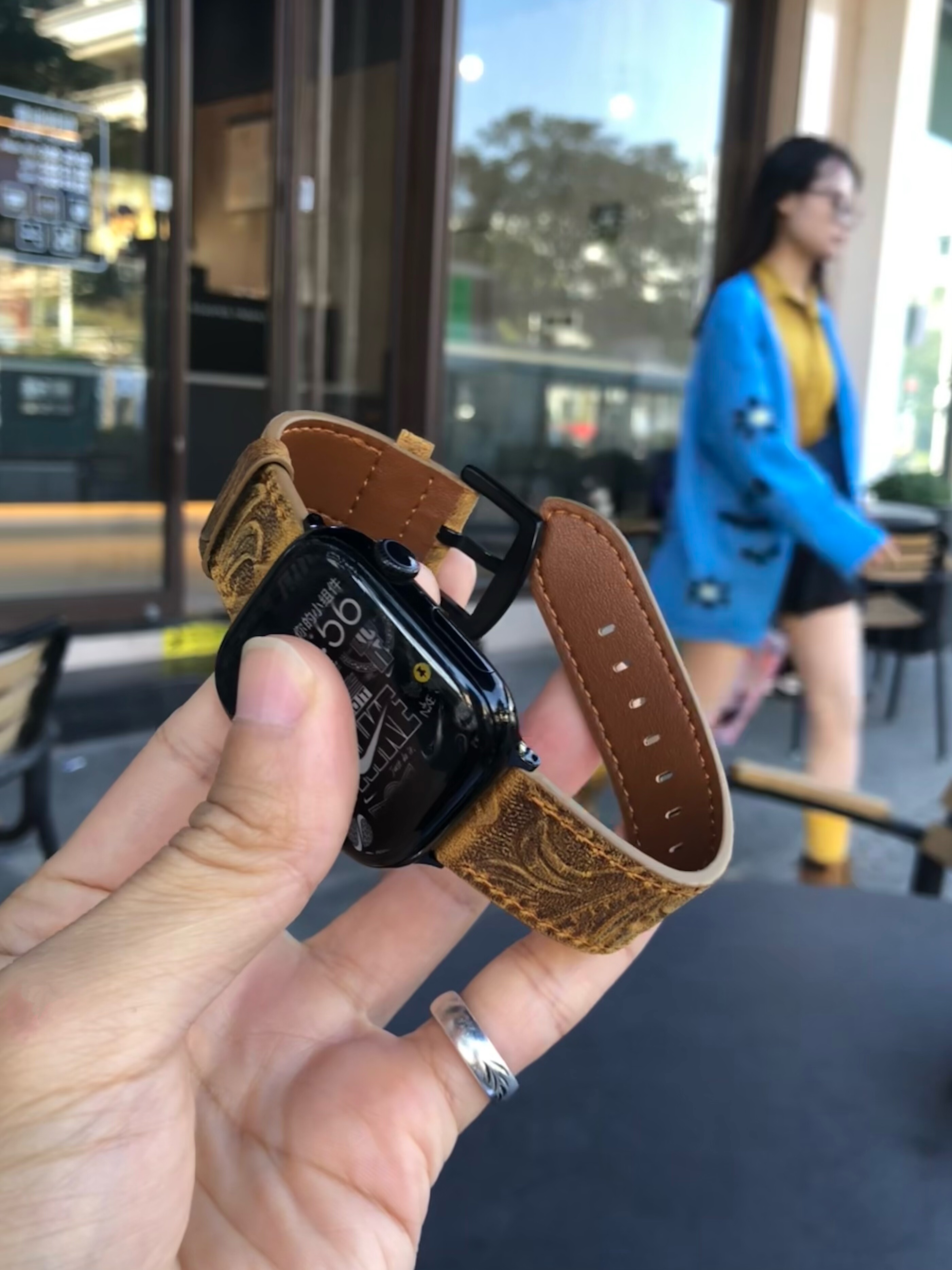 卡客风暴 复古浮雕纹适用苹果iwatch手表表带s11真皮s10针扣ultra