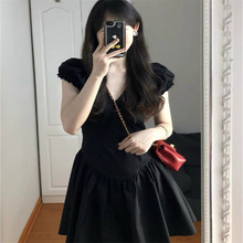 2025年法式赫本风黑色连衣裙女夏季小个子高级感御姐辣妹小黑裙