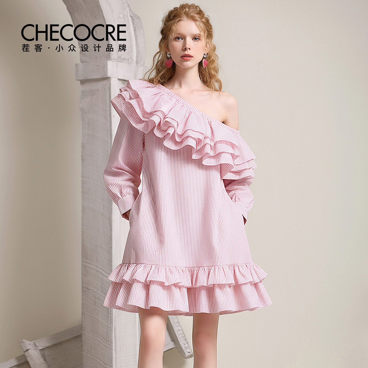 茬客斜肩木耳边条纹短裙