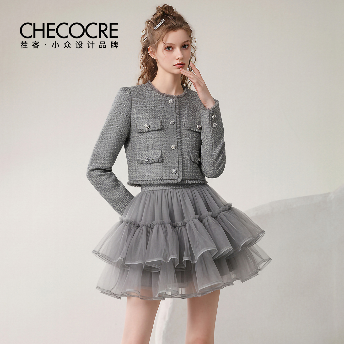 茬客圆领钻饰毛边上衣蓬蓬裙