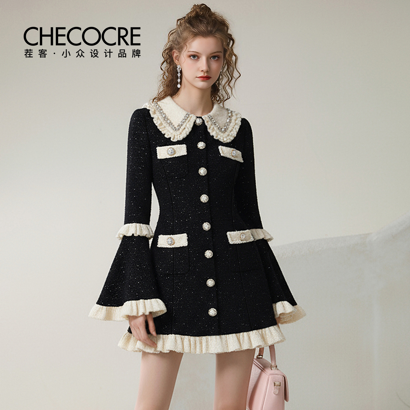 茬客翻领钻饰喇叭袖短裙