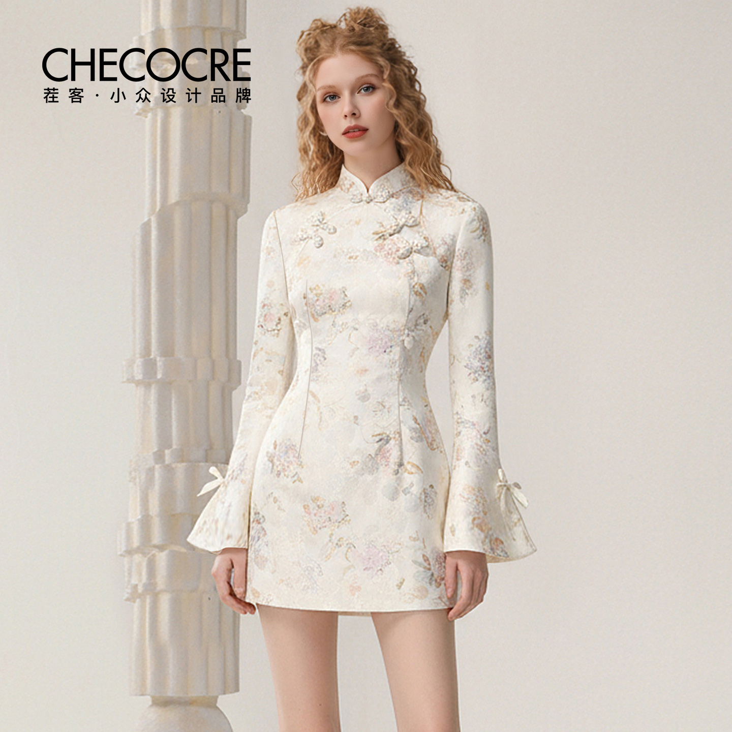 茬客立领花朵喇叭袖短裙