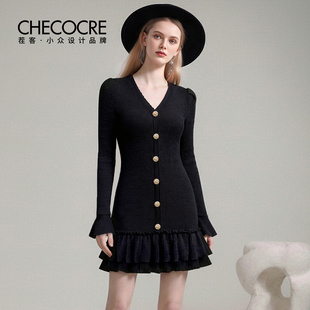 茬客【心动符号】时尚针织连衣裙2025秋新款V领微喇袖荷叶边短裙