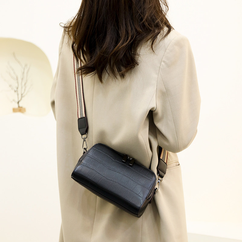 2021新款真皮女包休闲简约贝壳包单肩新款宽带头层牛皮女包百搭包