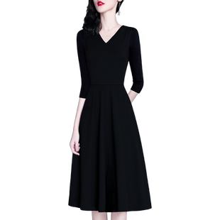 秋小黑裙2025春夏新款气质修身a字V领中长款七分袖打底黑色连衣裙