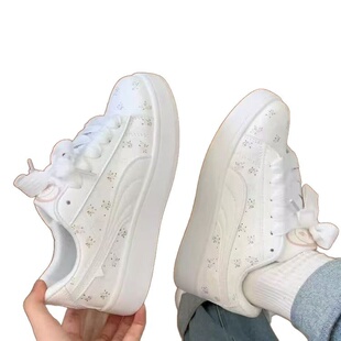 爆款高颜值拼色厚底皮面板鞋女款2026秋新款百搭小白鞋小众面包鞋