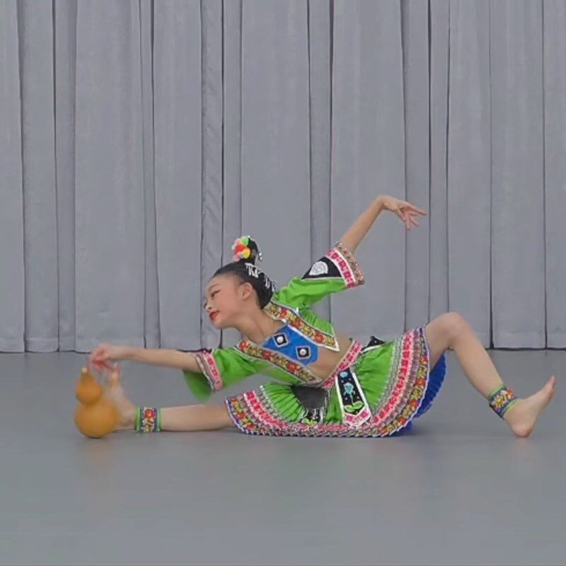 新款彝家妞妞舞蹈服苗族独舞酒妹演出服装壮族舞台V演出服少儿独