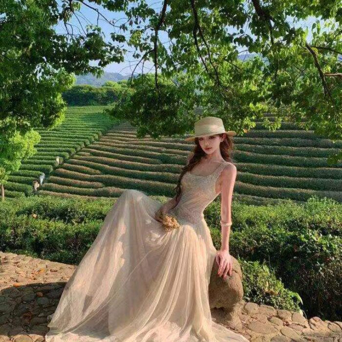 蕾丝拼接露背吊带连衣裙女夏季收腰显瘦大摆裙温柔度假风长款裙子