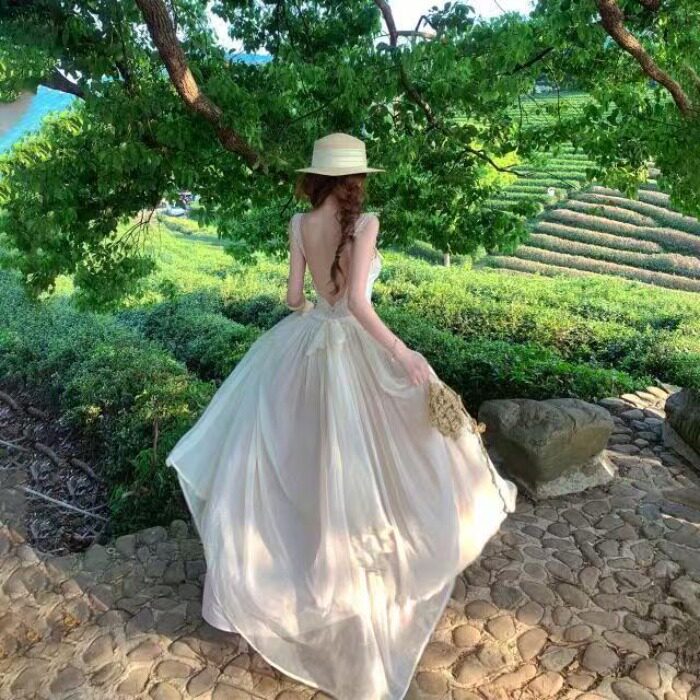 蕾丝拼接露背吊带连衣裙女夏季收腰显瘦大摆裙温柔度假风长款裙子