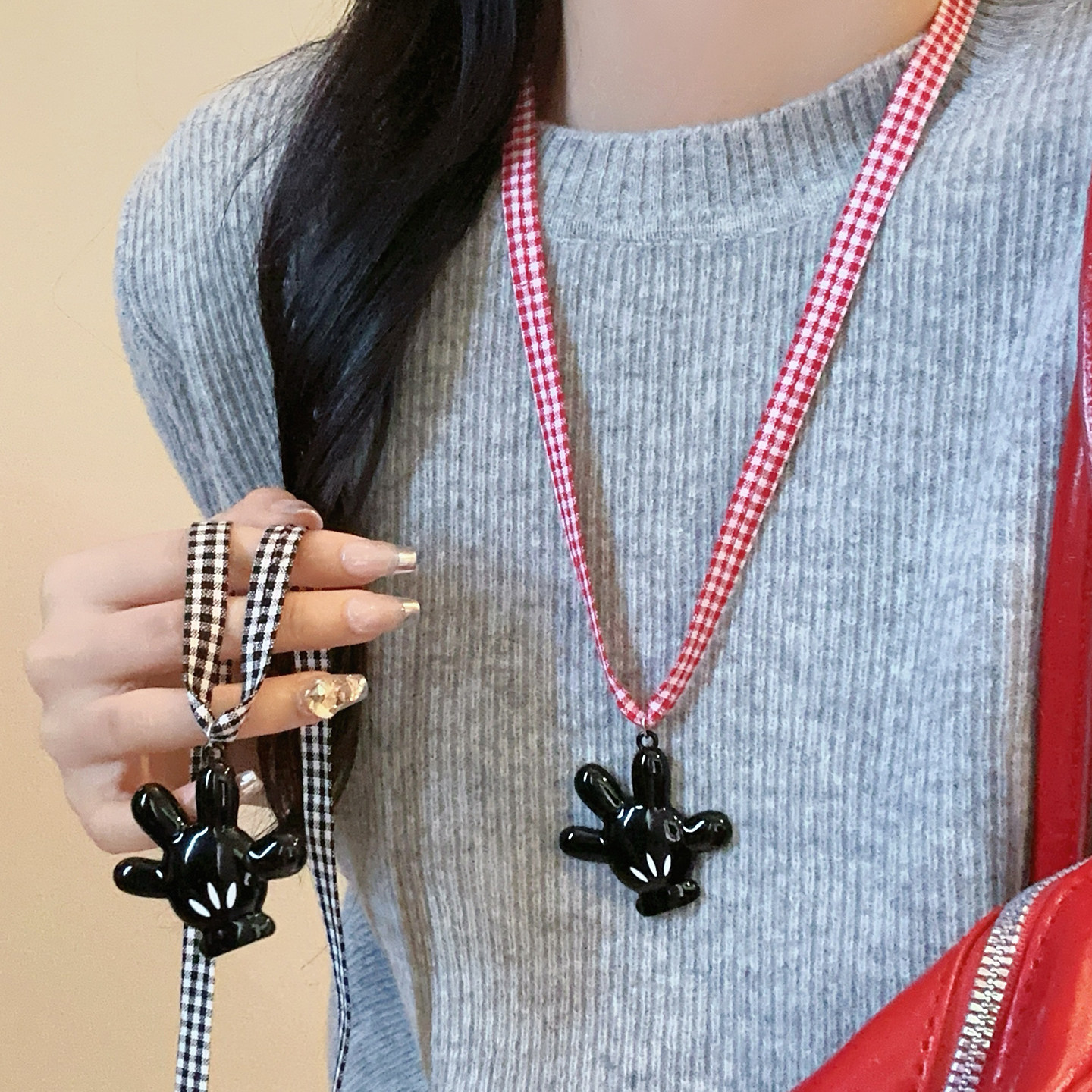 超可爱~格子米奇手掌吊坠长款项链女小众设计毛衣链日常百搭配饰