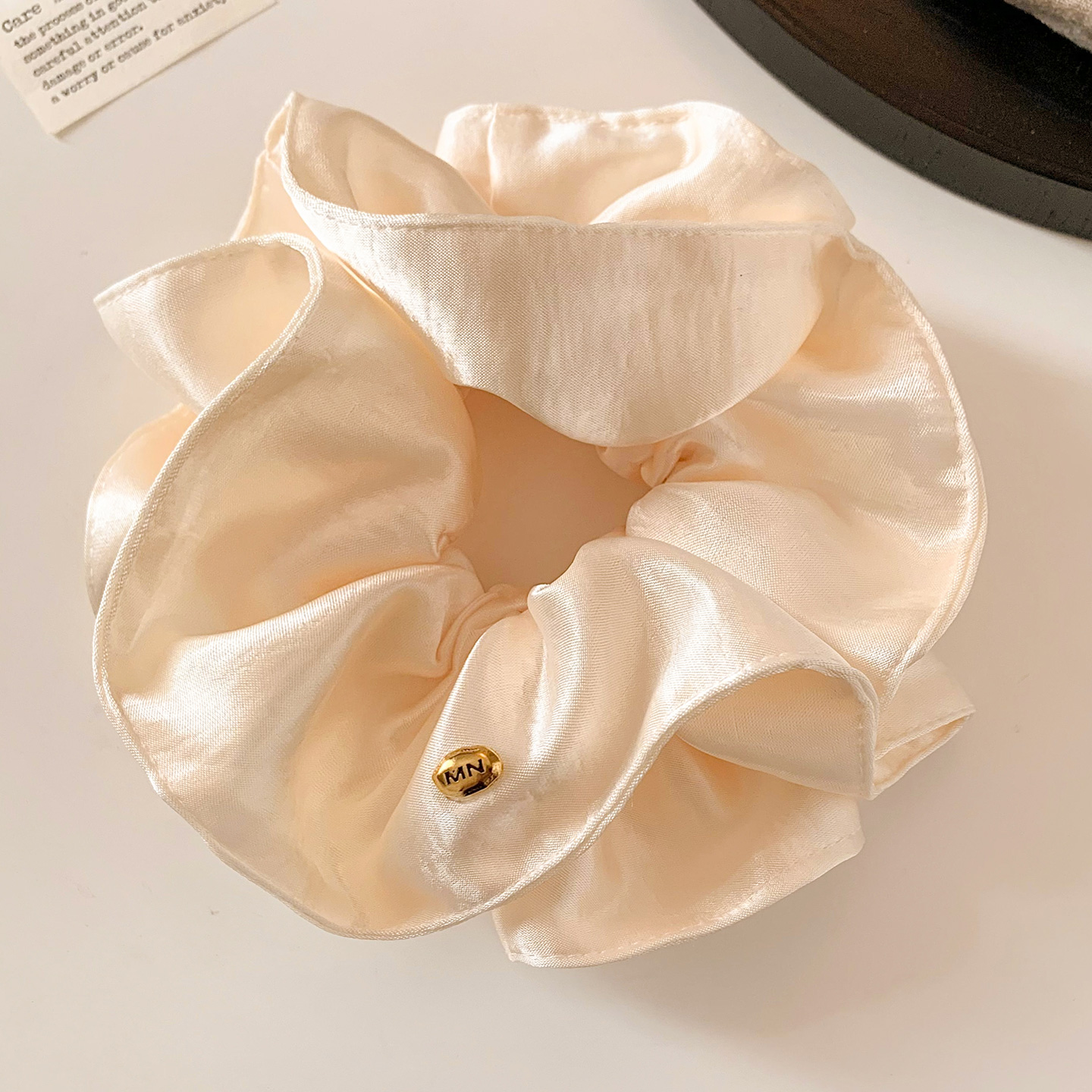 高级感米白色缎面大肠发圈