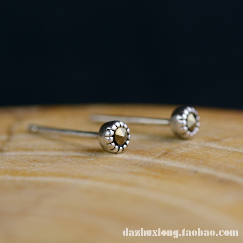 纯银复古迷你黑钻耳钉