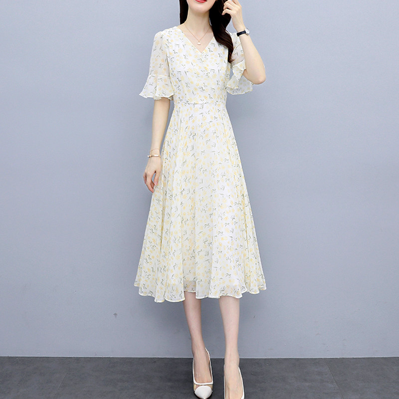 短袖v领碎花雪纺a字连衣裙显瘦气质长裙设计感沙滩度假大码女装夏