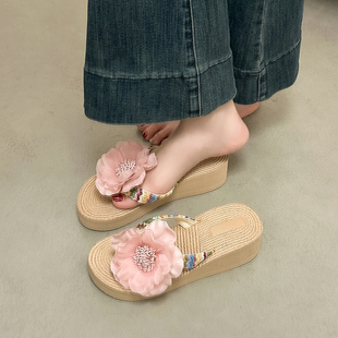 凉鞋 新款 沙滩鞋 草编花朵厚底傣族鞋 仙女风坡跟人字拖女2026时尚