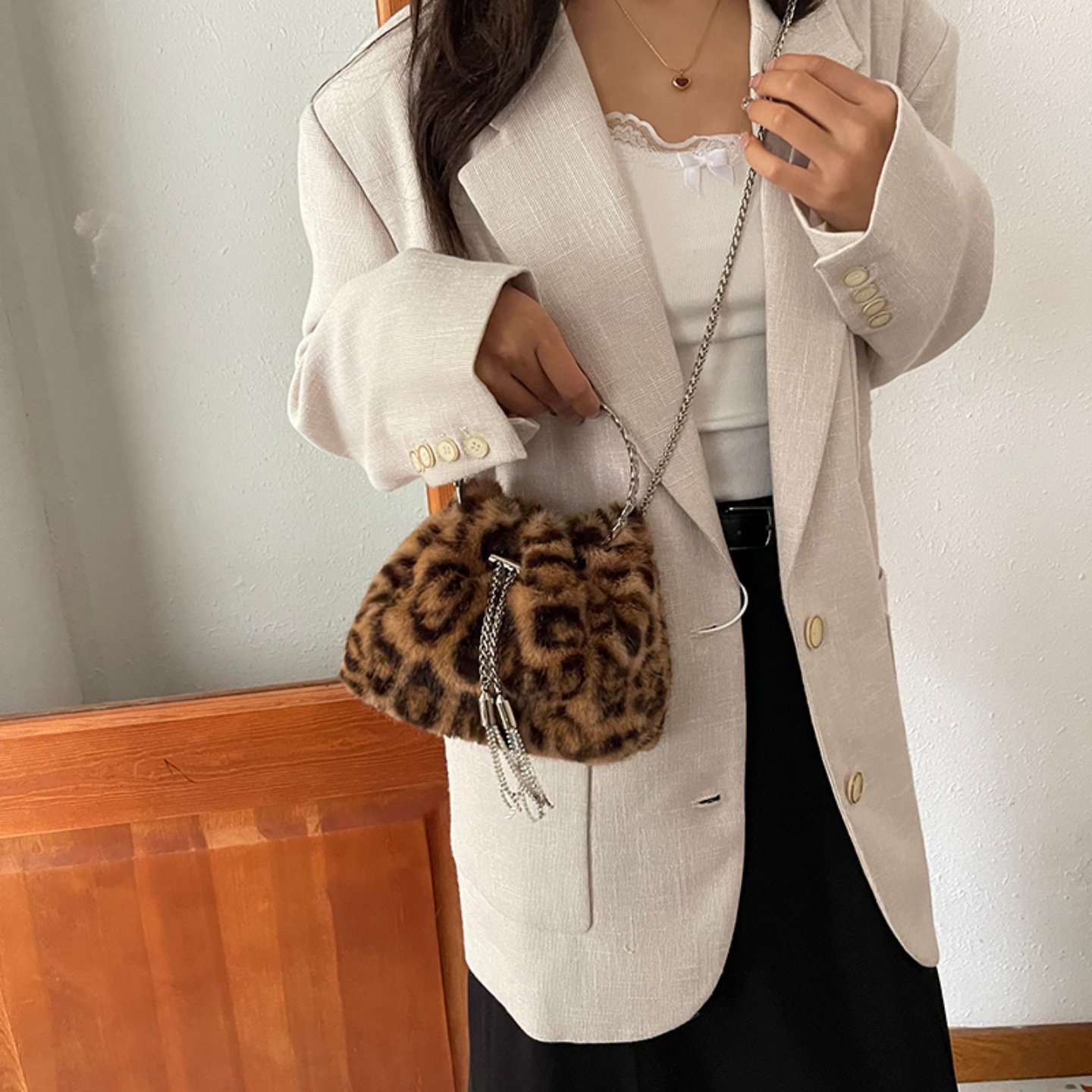 今年流行超火豹纹小包包女2026秋季新款手提水桶包时尚链条斜挎包