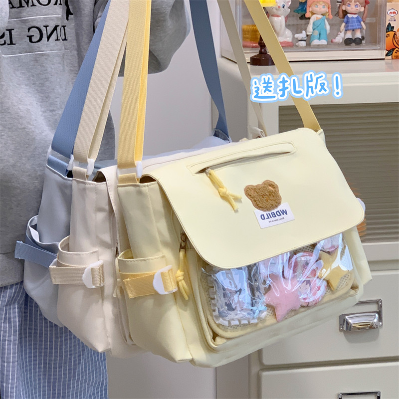 日系二次元可爱小熊斜挎包女学院风大容量邮差包透明谷子吧唧痛包