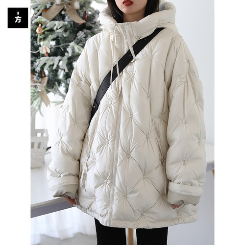 白色宽松连帽菱格羽绒服
