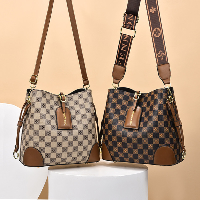 多隔层水桶包包女2026新款时尚手提单肩网红超火百搭洋气斜挎小包