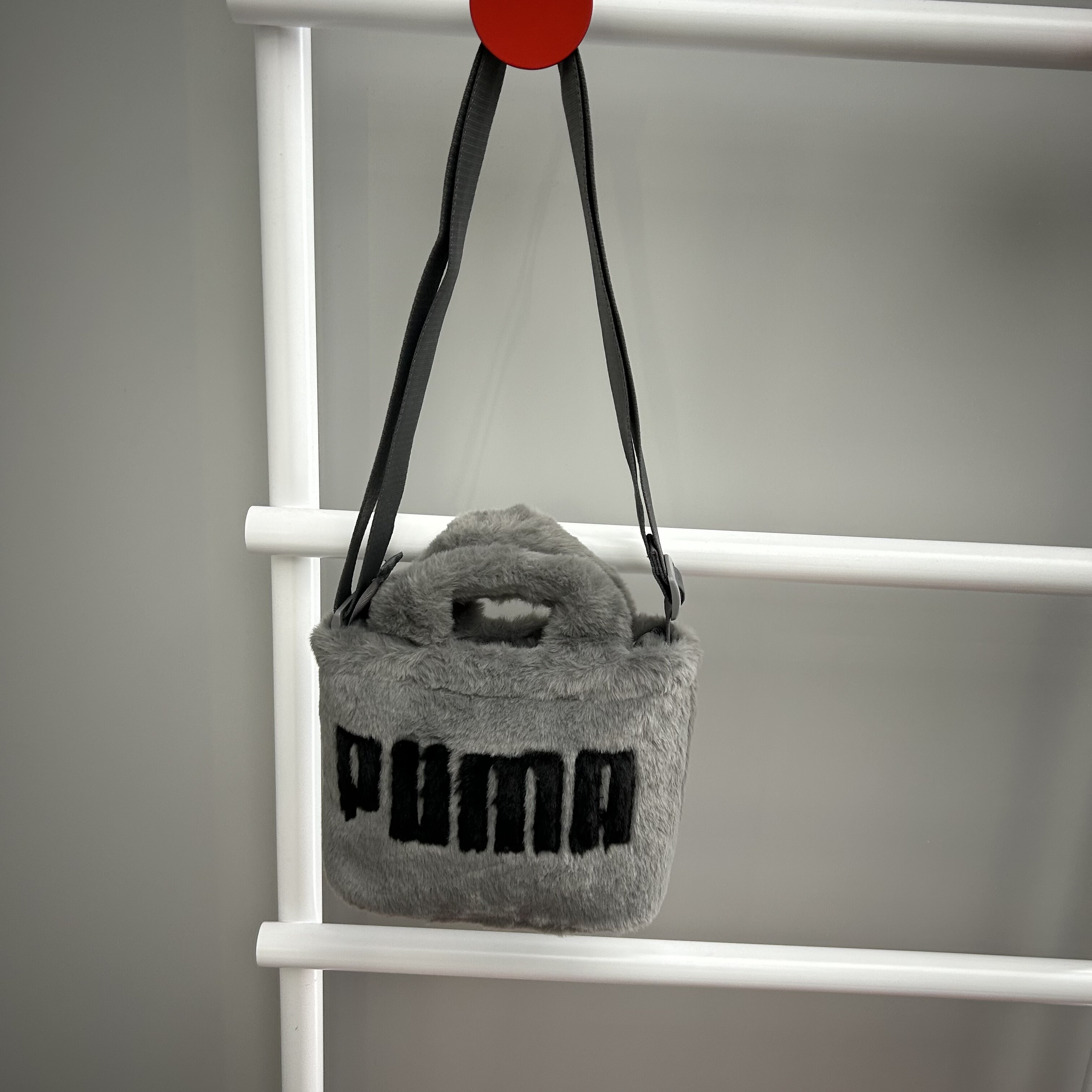 PUMA彪马大Logo女子复古休闲人造皮草毛绒肩背斜挎手提包091713