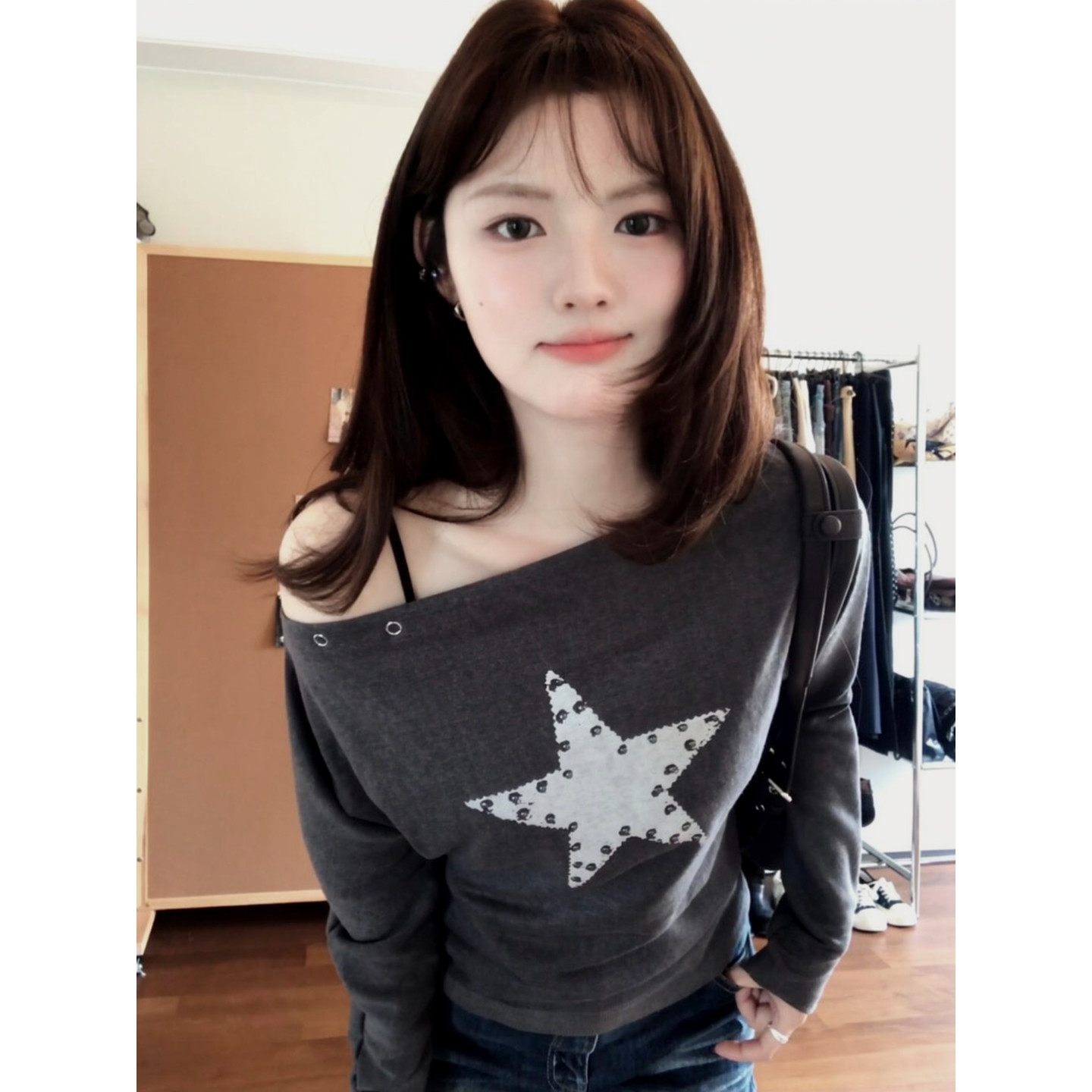 灰色甜酷风星星铆钉斜肩长袖t恤女早秋修身内搭慵懒风露肩上衣tee